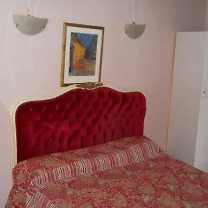 Le Petit Trianon Hotel Paris